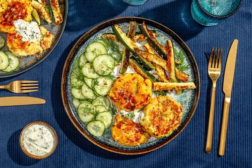 Kartoffel-Lachs-Küchlein mit Joghurtdip dazu Panko-Zucchini und Gurkensalat