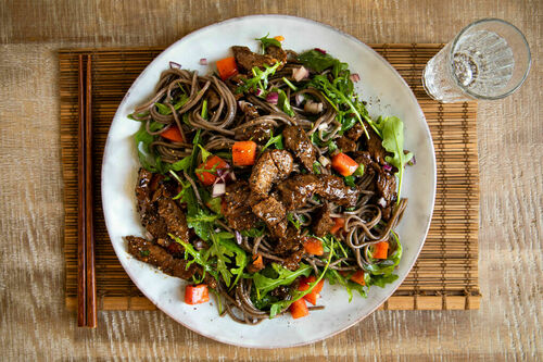 Vietnamesisches Bio-Rindfleisch auf lauwarmem Rucola-Sobanudelsalat