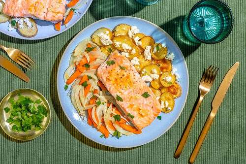 Lachs mit Orange und Feta auf Kartoffeln und Fenchel-Karotten-Gemüse