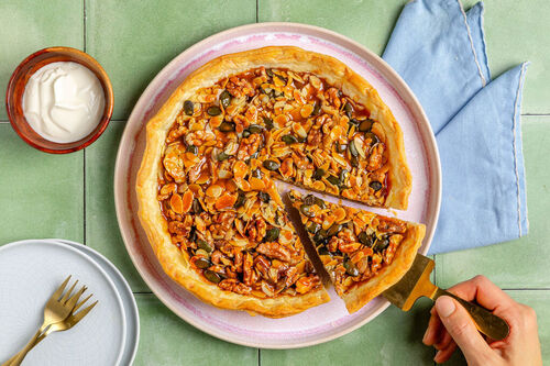 Mandel-Nuss-Tarte mit Salzkaramell und Joghurt