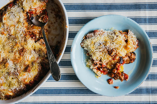 Auberginen-Champignon-Auflauf mit Röstkartoffeln und Crème fraîche