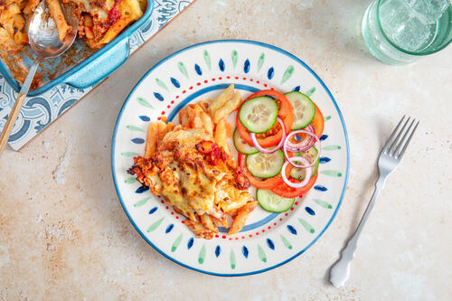 Pastitsio mit Schweinehack dazu ein frischer Gurken-Tomaten-Salat