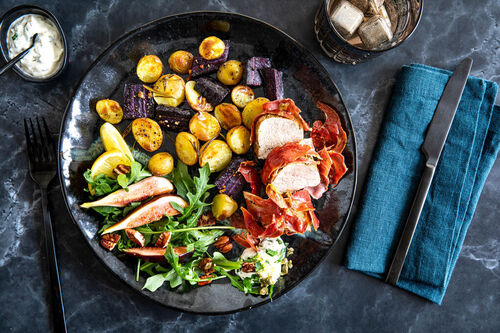 Schweinefilet im Serranomantel mit Rosmarinkartoffeln & Rucola-Feigen-Salat