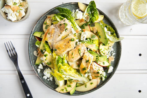 Bio-Hähnchen an Avocado-Salat mit Fetakäse und Mandelblättchen