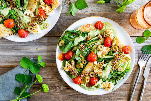 Gegrillter Feta und Kirschtomaten auf Salat mit Tahinidressing