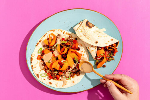 Süß-saure Wraps mit veganem Hack mit Hoisin-Dip und eingelegten Karotten