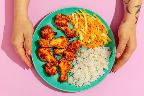 Sweet-Chili-Hähnchenflügel an Sushireis und buntem Coleslaw