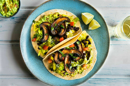 Portobello-Tacos mit Bohnen dazu Guacamole mit Tomate und Koriander