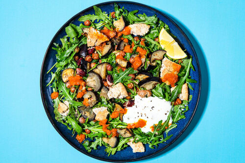Röstauberginen und Bohnen auf Rucola mit Pitachips, Harissabutter und Joghurtdip
