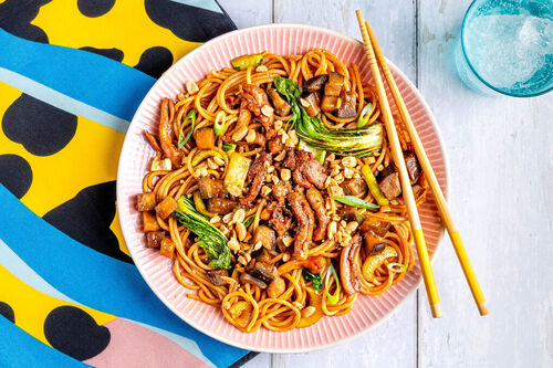 Chinesische Hoisin-Hähnchenpfanne mit Spaghetti, Aubergine und Pak Choi