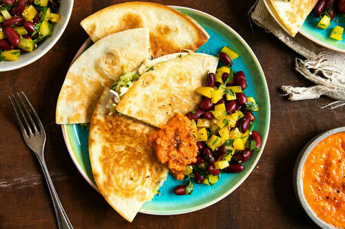 Mexikanische Quesadillas mit roten Bohnen und Tomatensalsa