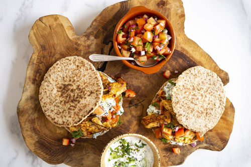 Hähnchen-Schawarma in Vollkornpitabrot mit Gurkenjoghurt und Tomatensalat