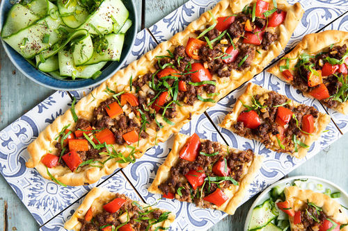 Pide mit saftigem Rinderhack und knackigem Gurken-Minze-Salat