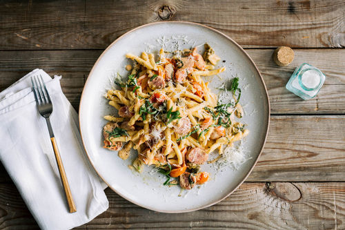 Würzige Salsiccia-Pasta mit Kirschtomaten und Kapern