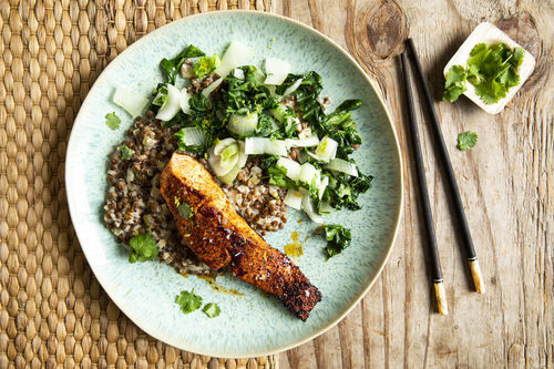 Tandoori-Lachs mit gebratenem Pak Choi und cremigen Kokos-Linsen