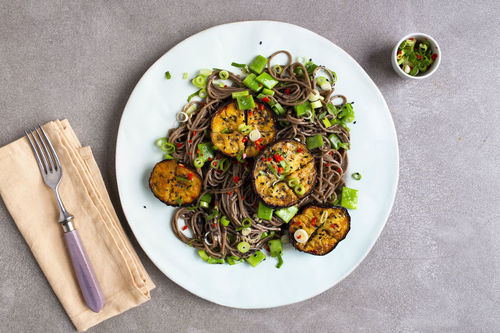 Teriyaki-Auberginen auf Sobanudeln mit Schneidebohnen und schwarzem Sesam