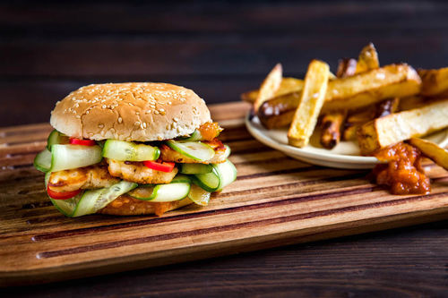 Halloumi-Burger mit Pommes und pikantem Paprika-Chili-Ketchup