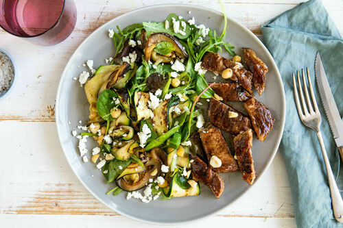 Würzige Steakstreifen vom Schwein dazu Grillgemüse-Salat mit Feta und Nüssen