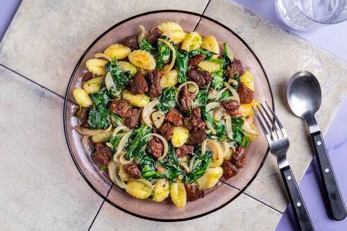 Vegane Rinderschnetzel auf feiner Gnocchi-Limetten-Pfanne