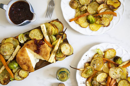 Panierter Camembert an Ofengemüse und fruchtiger Cranberry-Orangen-Sauce