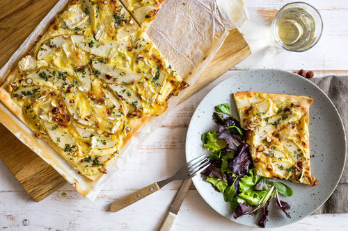 Camembert-Birnen-Flammkuchen mit Haselnüssen und gemischtem Salat