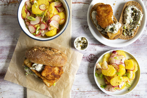 RS Panierter Kabeljau im Vollkornbrötchen dazu Kartoffel-Radieschen-Salat