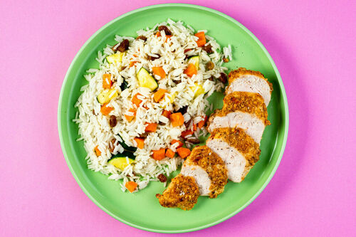 Saftiges Hähnchen im Erdnussmantel dazu Rosinenreis mit buntem Gemüse