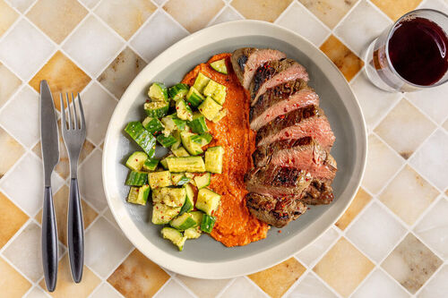 Bio-Rindersteak mit Romesco-Sauce dazu „smashed“ Gurkensalat