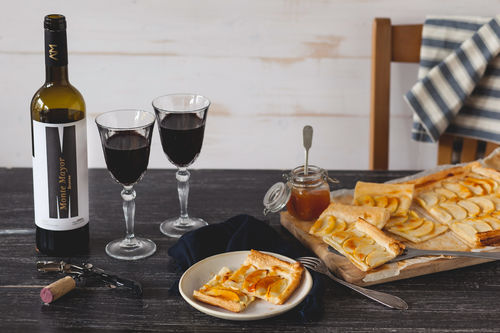 Fruchtige Apfeltarte mit einer Flasche Monte Mayor