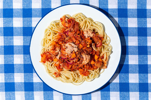 Spaghetti in tomatiger Thunfischsauce mit frischem Basilikum und Karotten