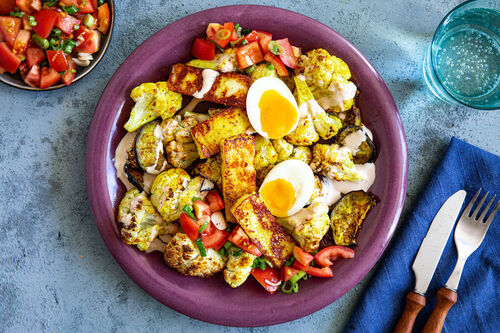 Gebratener Paneer & Ei mit Tomatensalat und Blumenkohl-Auberginen-Gemüse