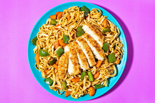 Veganes Knusperschnitzel auf Asianudeln mit Karotte und grüner Paprika