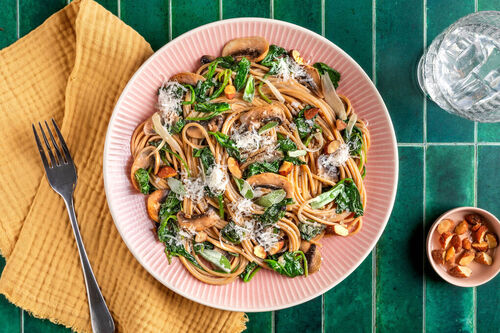Schnelle Champignon-Spinat-Vollkornpasta mit cremiger Salbeisauce und Rauchmandeln