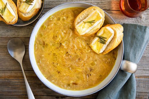 Französische Zwiebelsuppe mit Camembert-Rosmarin-Crostini