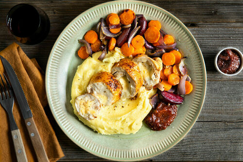 Bio-Hähnchen mit Camembertfüllung dazu Ofengemüse, Püree und Cranberrydip