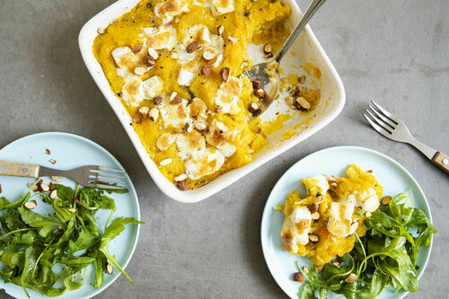 Sauerkraut-Kürbis-Auflauf mit Camembert dazu Rucolasalat mit Rauchmandeln