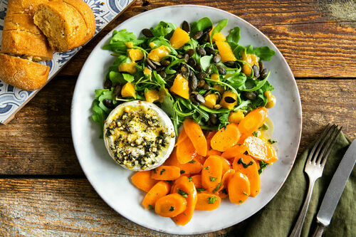 Glasierte Karotten und Camembert mit Knoblauchbrot und Rucola-Orangen-Salat