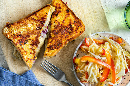 RS French Toast gefüllt mit Cheddar dazu pikanter Krautsalat mit Mangodressing