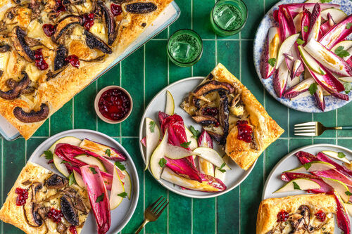 Vegetarische Portobello-Brie-Tartes mit Cranberrychutney & Chicorée-Birnen-Salat