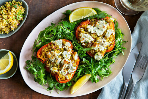 Paprika mit Bulgur-Greek-White-Füllung dazu Rucolasalat mit Zitrone