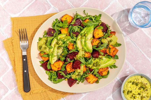 Bunter Ofengemüse-Salat mit Pistazien mit Süßkartoffeln und Avocadocreme