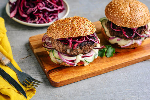 RS Schneller Asia-Burger mit Bio-Rinderhack und Rotkohlsalat mit Ingwer
