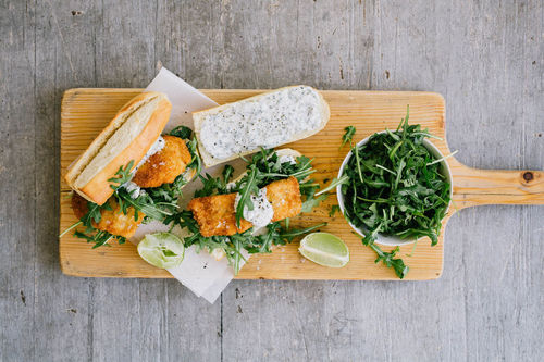 RS Fischnuggets im Brötchen dazu Rucola-Tomaten-Salat