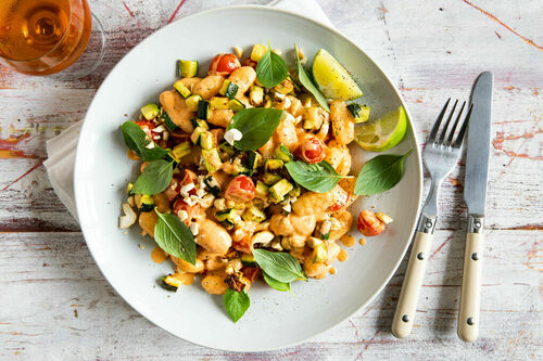 Linsen-Strozzapreti in pikanter Kokossauce mit gebackener Zucchini und Thai-Basilikum