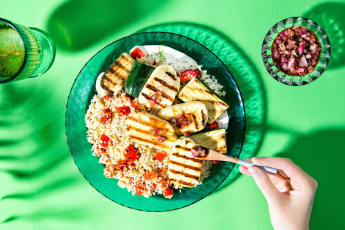 Käse und Zucchini vom Grill mit Paprika-Couscous und würziger Sauce