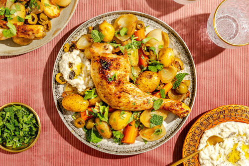 Hähnchen-Gemüse-Tajine aus dem Ofen mit Auberginen-Joghurt & Dattel-Oliven-Sauce