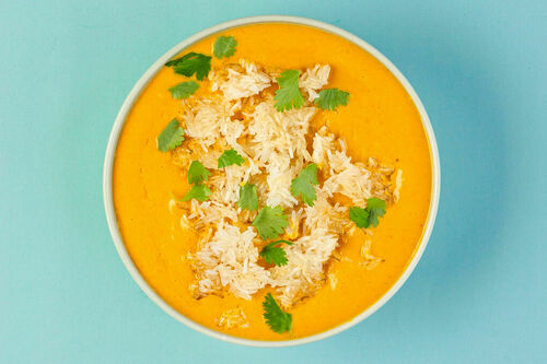 Asiatische Paprika-Curry-Suppe mit frischem Koriander und gebratenem Reis