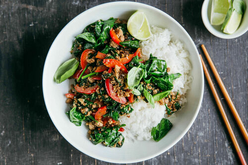 Paprika-Hack-Pfanne Thai-Style mit Spinat und Basmatireis