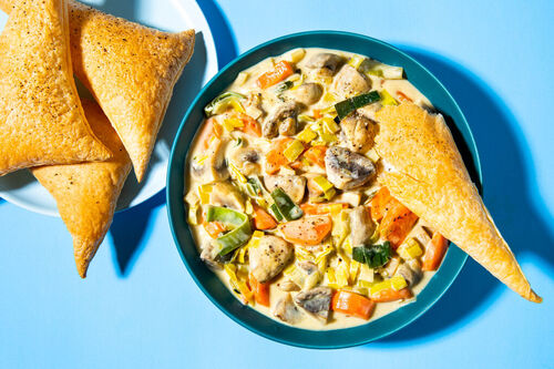 Cremiger Pilzeintopf mit Gemüse serviert mit Blätterteigspitzen