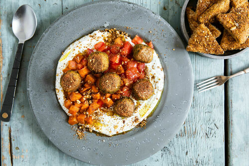 Falafeln-x2-Bowl mit Vollkornpitachips mit cremigem Joghurt und Gemüse